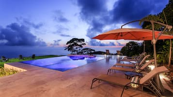 Una piscina al aire libre, una piscina con borde infinito