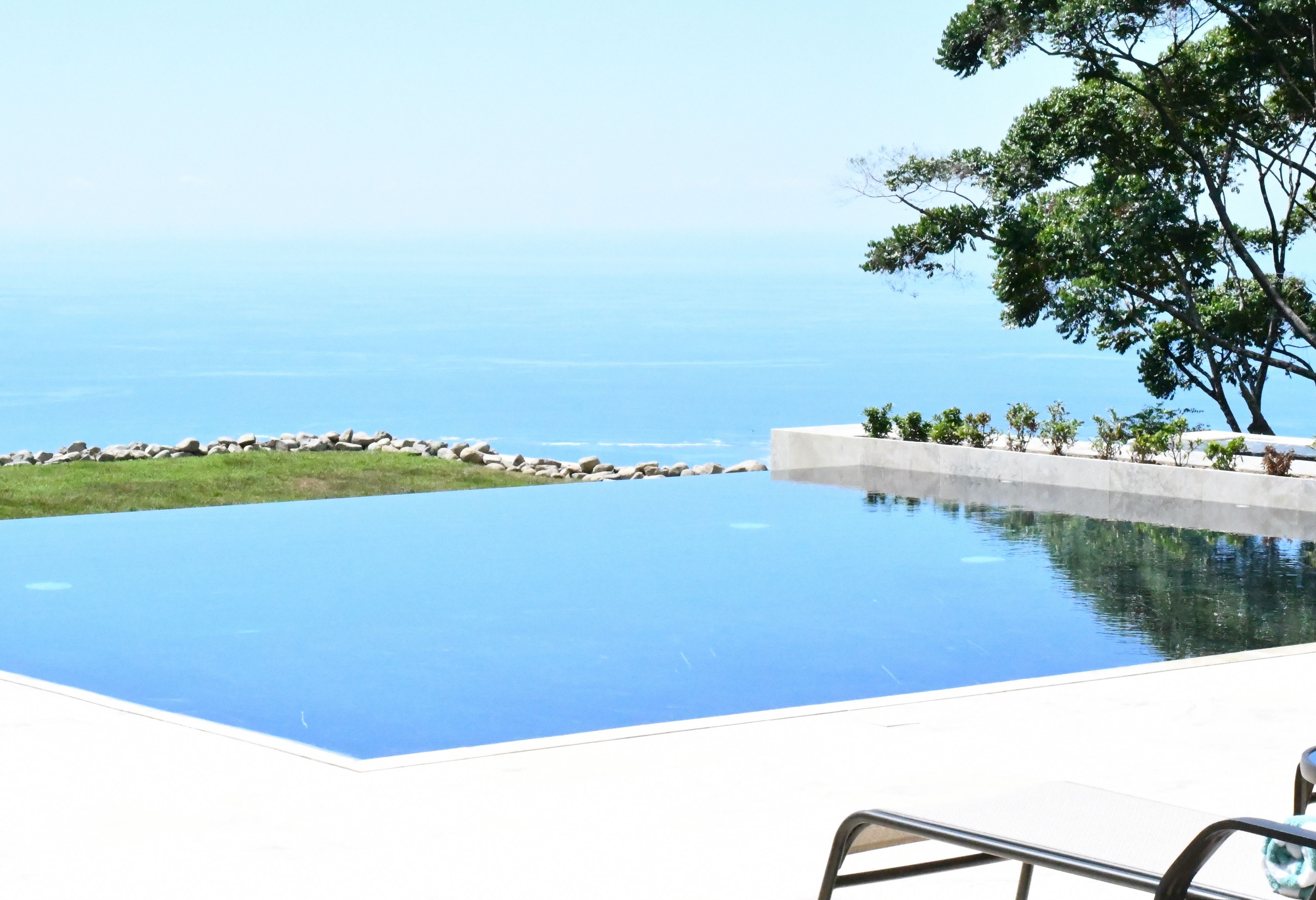 Outdoor pool, an infinity pool, free cabanas, pool umbrellas