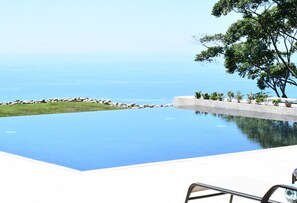 Piscina externa, piscina infinita, barracas de cortesia, guarda-sóis