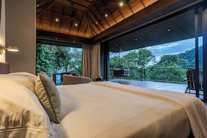 บ้านต้นไม้ลักซ์ชัวรี่, เตียงคิงไซส์ 1 เตียง | เครื่องนอนระดับพรีเมียม, ผ้านวมขนเป็ด, เตียงพร้อมฟ  ูกเสริมที่นอน