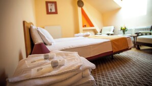 A hotel room with two beds, a desk, a chair, and a window. - Deja Vu Pension (Cluj-Napoca)