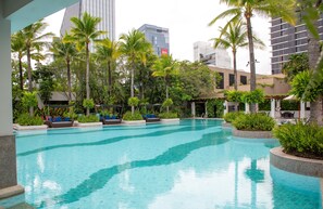 Hồ bơi ngoài trời