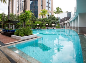 Outdoor pool - Emporium Suites by Chatrium (Bangkok)