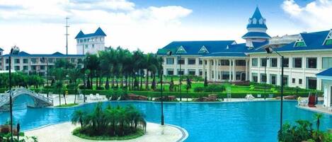 Una piscina techada, una piscina al aire libre