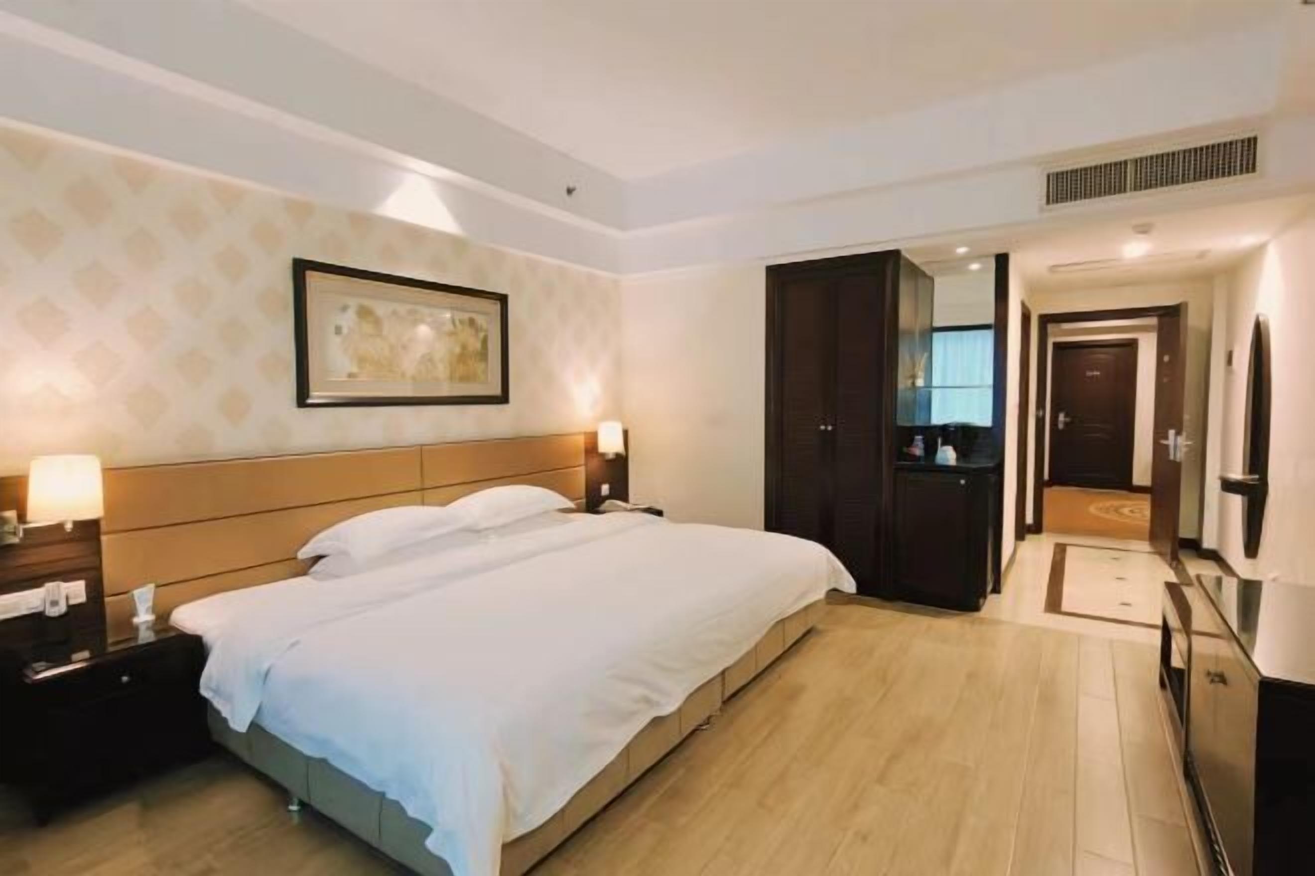 Minibar, caja fuerte, escritorio y cortinas opacas