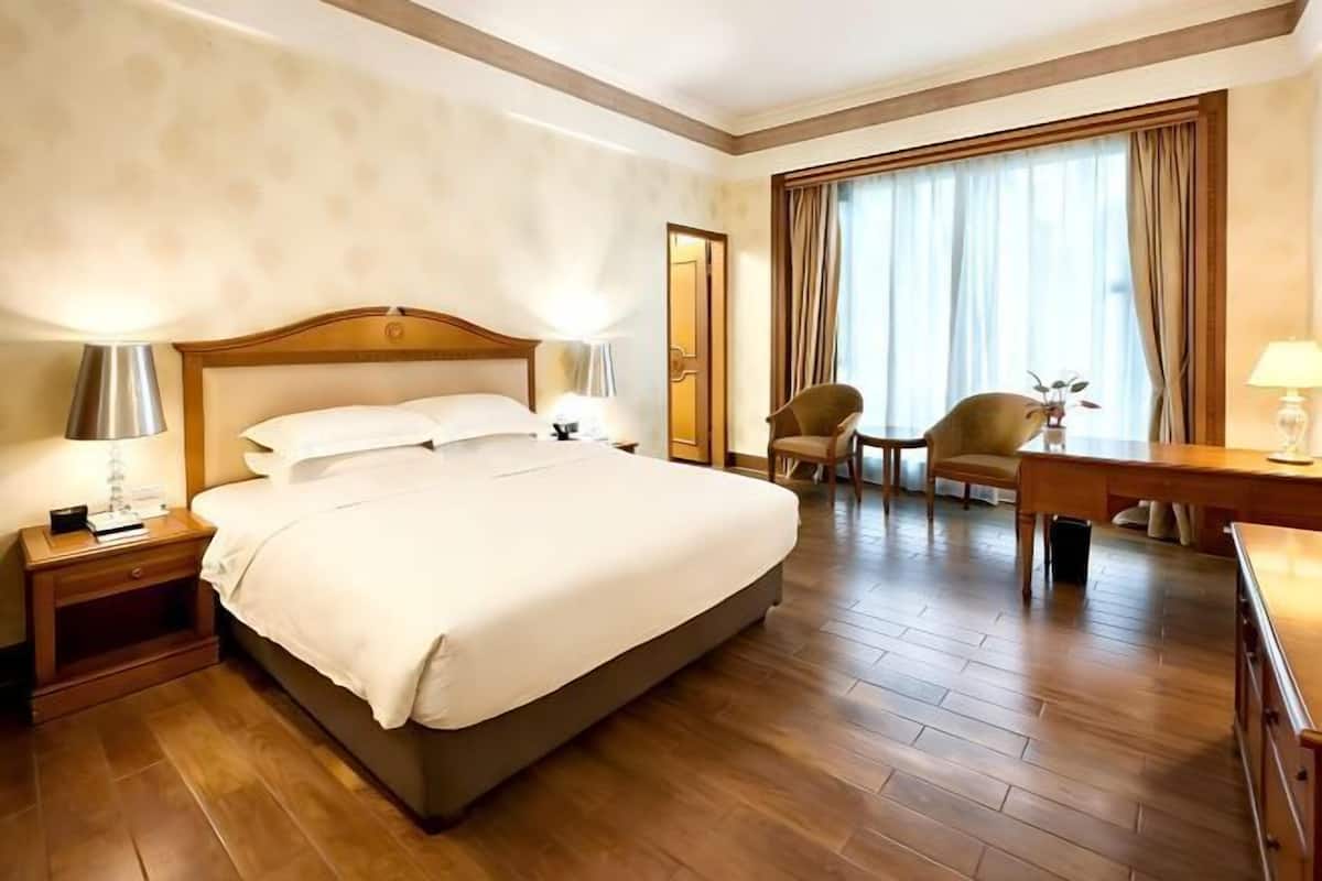 Minibar, in-room safe, desk, blackout drapes