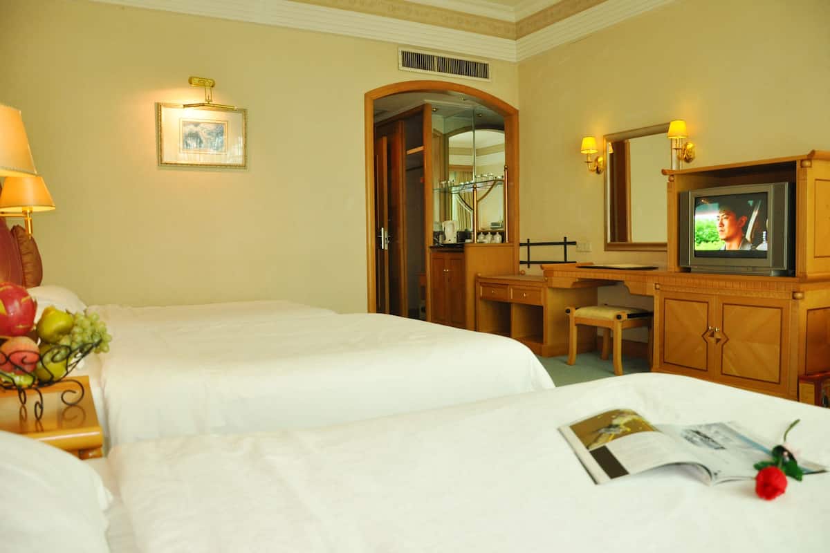 Superior Twin Room | Minibar, in-room safe, desk, blackout drapes