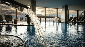 Inomhuspool, utomhuspool, parasoller och solstolar