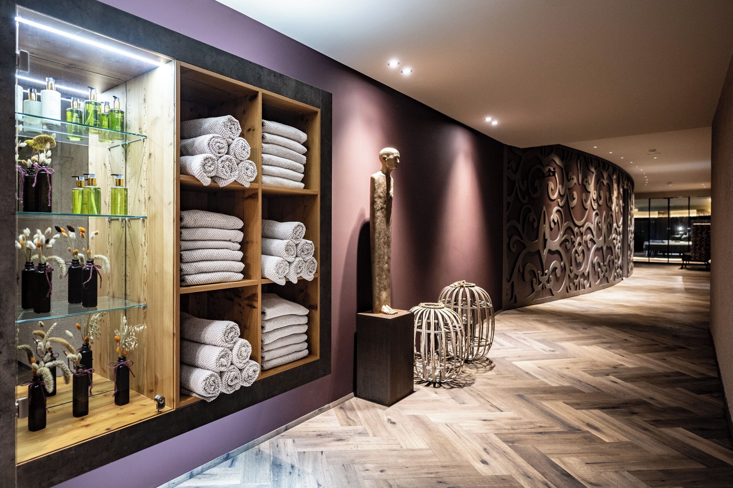 sauna, steam room, hot stone massages, sports massages, 1 treatment room