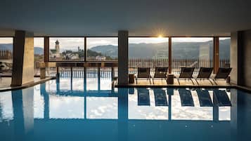 Innenpool, Außenpool, Sonnenschirme, Liegestühle