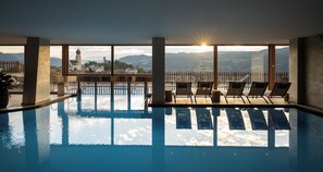 Indoor pool, outdoor pool, pool umbrellas, pool loungers - Hotel Emmy - five elements (Fie allo Sciliar)