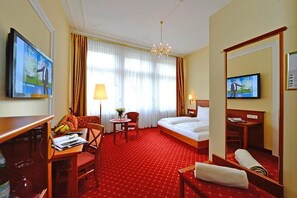 Zimmersafe, Schreibtisch, Bügeleisen/Bügelbrett, kostenlose Babybetten