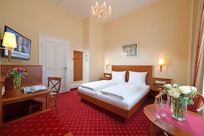 In-room safe, desk, iron/ironing board, free cribs/infant beds - Hotel Schweizer Hof (Baden-Baden)