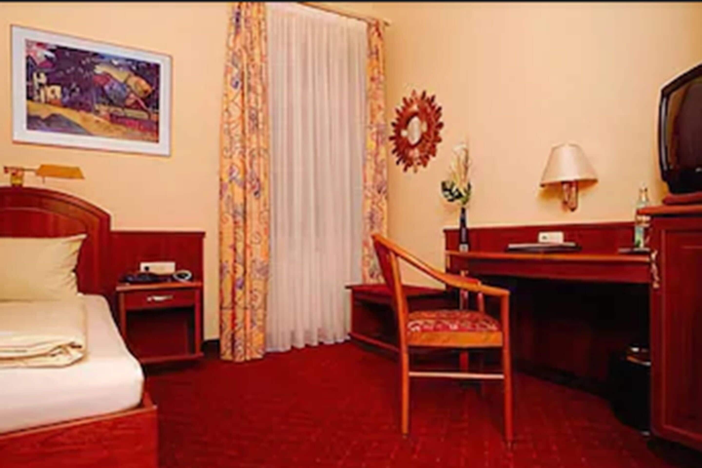 single room | in-room safe, desk, iron/ironing board, free cots/infant beds