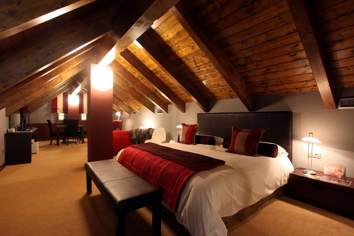 deluxe suite | in-room safe, desk, soundproofing, cots/infant beds