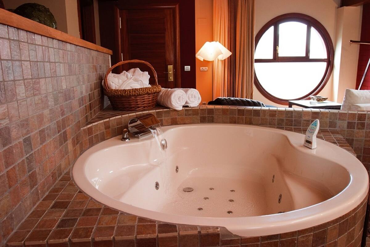 deluxe suite | jetted bathtub