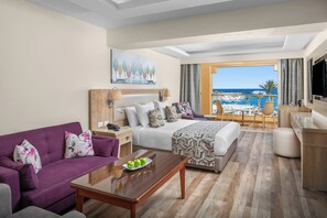 ميني بار وخزنة داخل الغرفة ومكتب وملاءات أسرّة