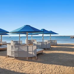 Plage privée, chaises longues, parasols, plongée sous-marine