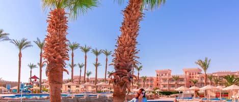 6 outdoor pools, sun loungers