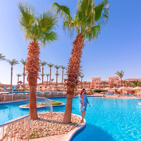 6 Außenpools, Liegestühle. Beach Albatros Resort - All Inclusive