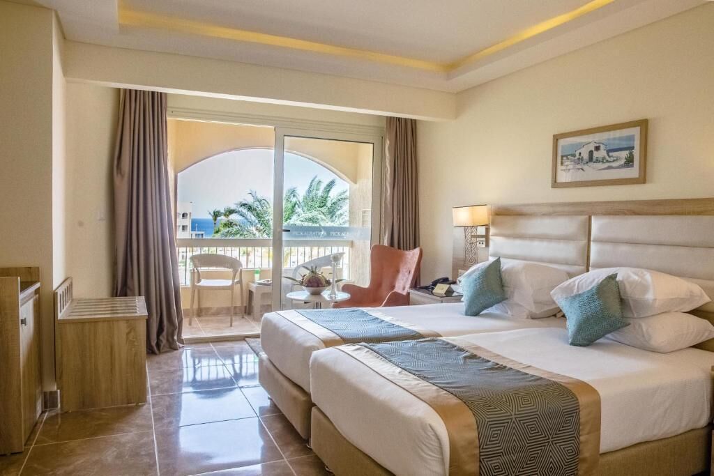 Minibar, in-room safe, desk, bed sheets