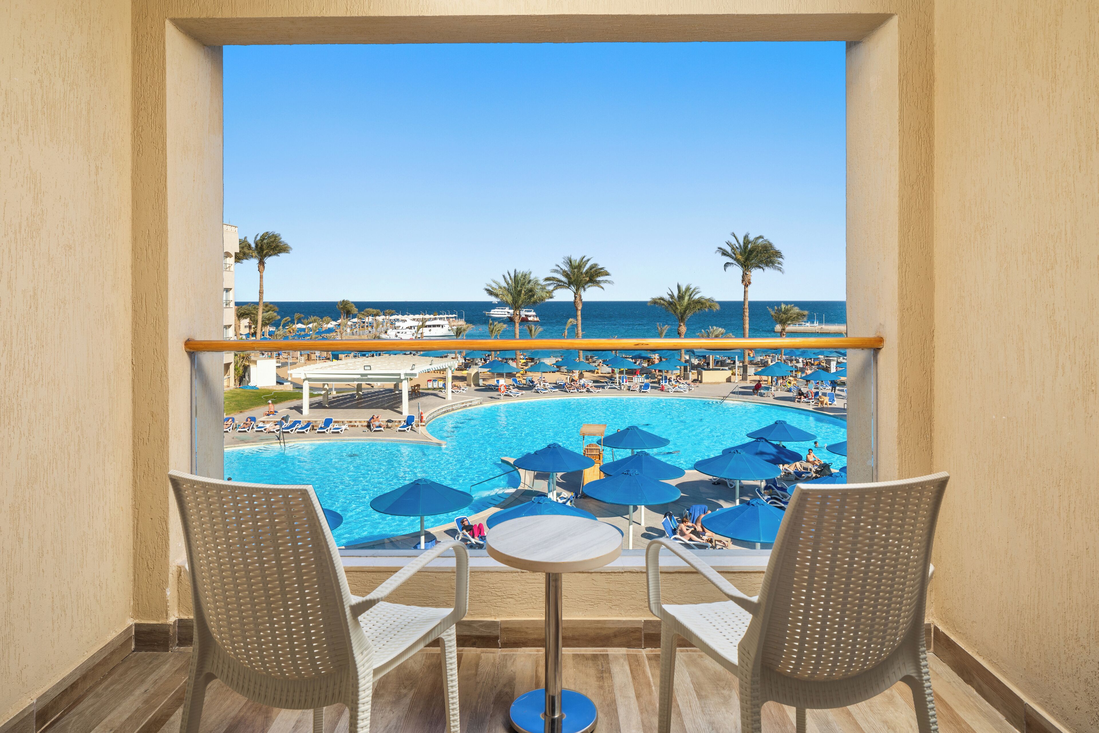 Phòng Suite, quang cảnh biển | Minibar, két bảo mật tại phòng, bàn, bộ trải giường 