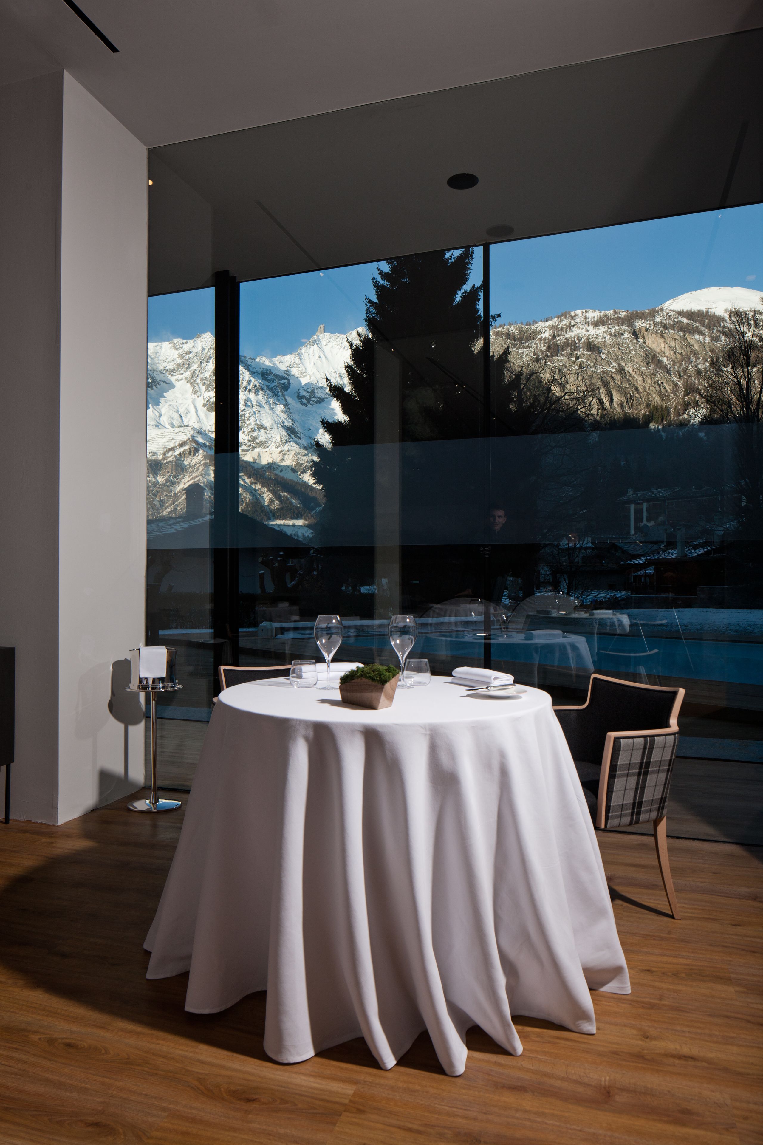 2 restaurants, serveren ontbijt