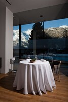 2 restaurantes, é servido café da manhã