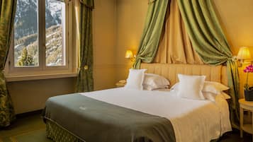 Suite, uitzicht op bergen | Een minibar, een kluis op de kamer, een bureau, geluiddichte muren