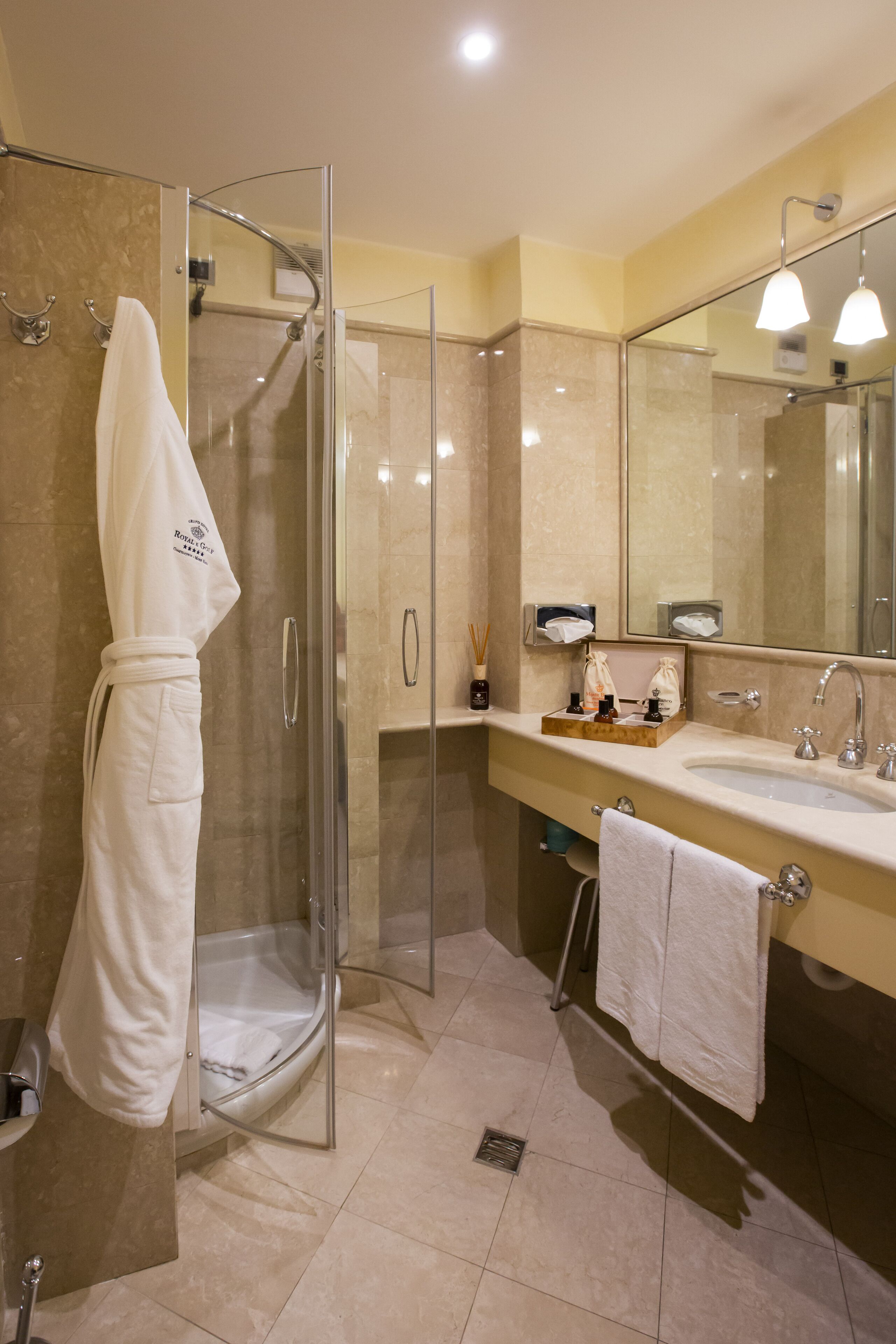 deluxe room, mountain view | bathroom | free toiletries, hair dryer, bathrobes, slippers