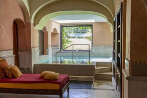 Salas para tratamentos a dois, sauna seca, banheira de hidromassagem