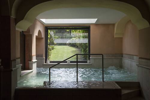 Indoor spa tub
