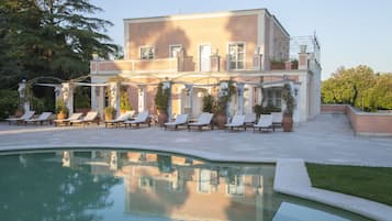 Piscine couverte, piscine extérieure (ouverte en saison)