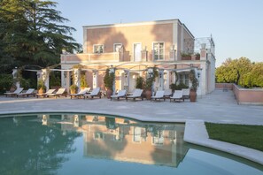 Indoor pool, seasonal outdoor pool, pool umbrellas, sun loungers - Relais Villa San Martino (Martina Franca)