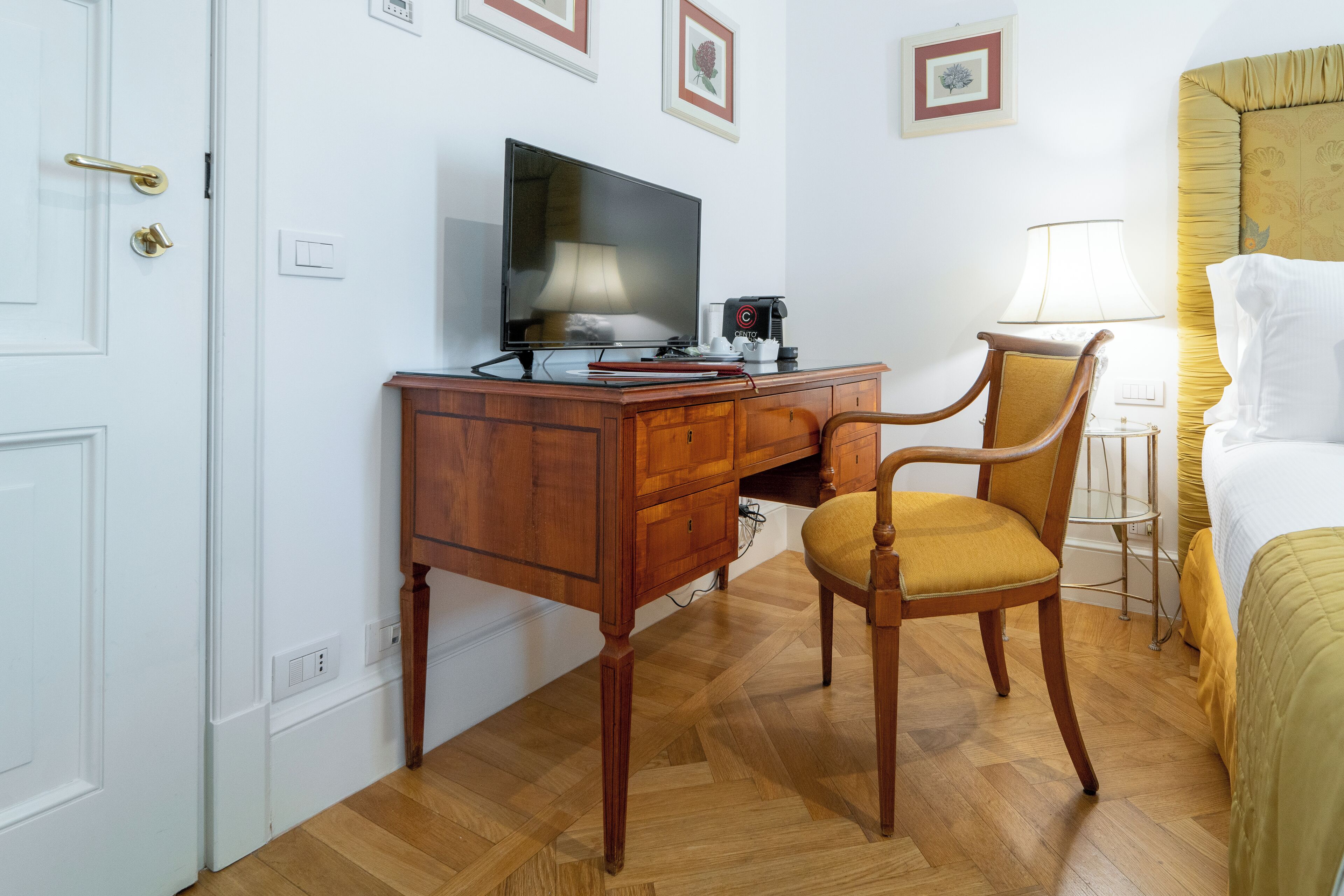 superior room | premium bedding, down duvets, pillow-top beds, minibar