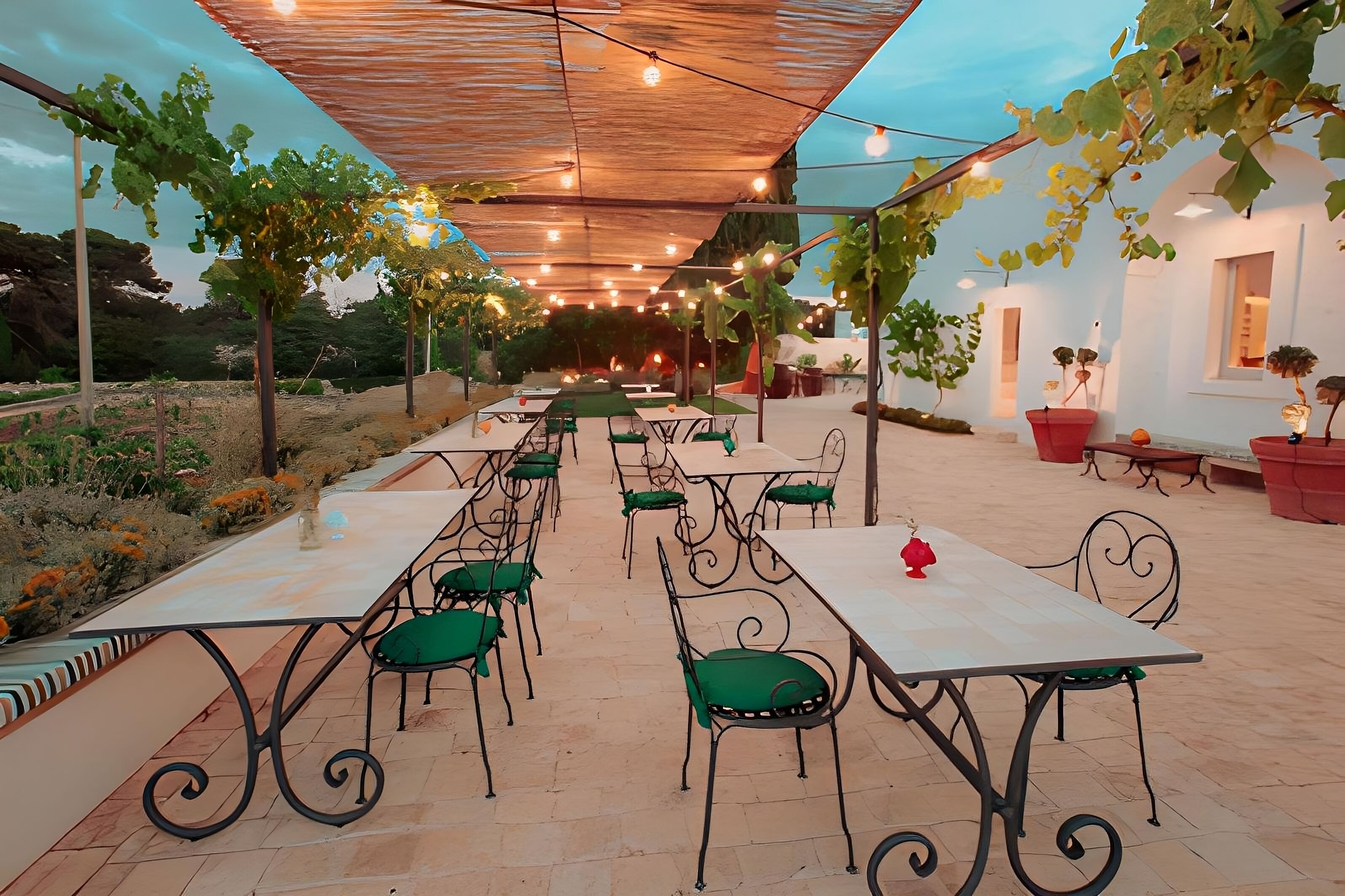 2 restaurants, dinner served, italian cuisine