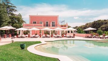 Piscine couverte, piscine extérieure (ouverte en saison)