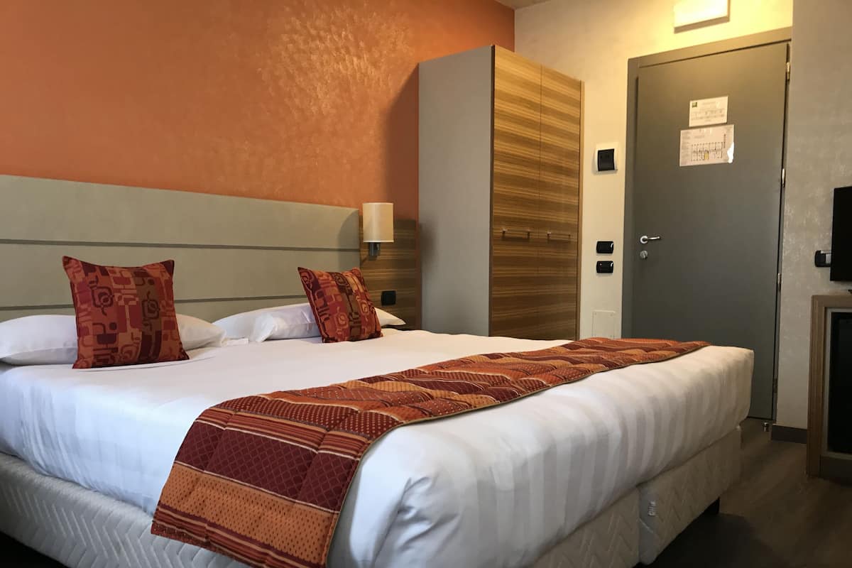 1 bedroom, premium bedding, down comforters, in-room safe