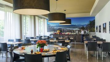 Café da manhã com buffet todos os dias (EUR 12 por pessoa)