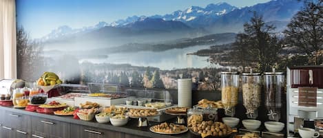 Petit déjeuner buffet (12 EUR par personne)