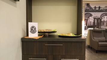 Un interior moderno con un mueble de madera oscura, un letrero que dice 'Senza Glutine' y una bandeja con alimentos envasados.