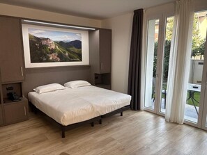 Sengetøy av topp kvalitet, dundyner, safe på rommet og skrivebord