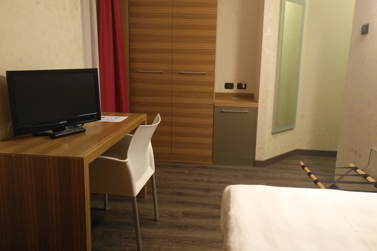 1 bedroom, premium bedding, down comforters, in-room safe