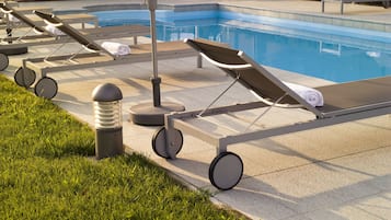 Piscine extérieure, parasols de plage, chaises longues