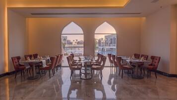 3 restaurants; breakfast, lunch, and dinner served