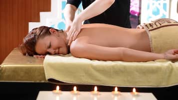 Un sauna, una bañera de hidromasaje, baño turco, baño turco/hammam