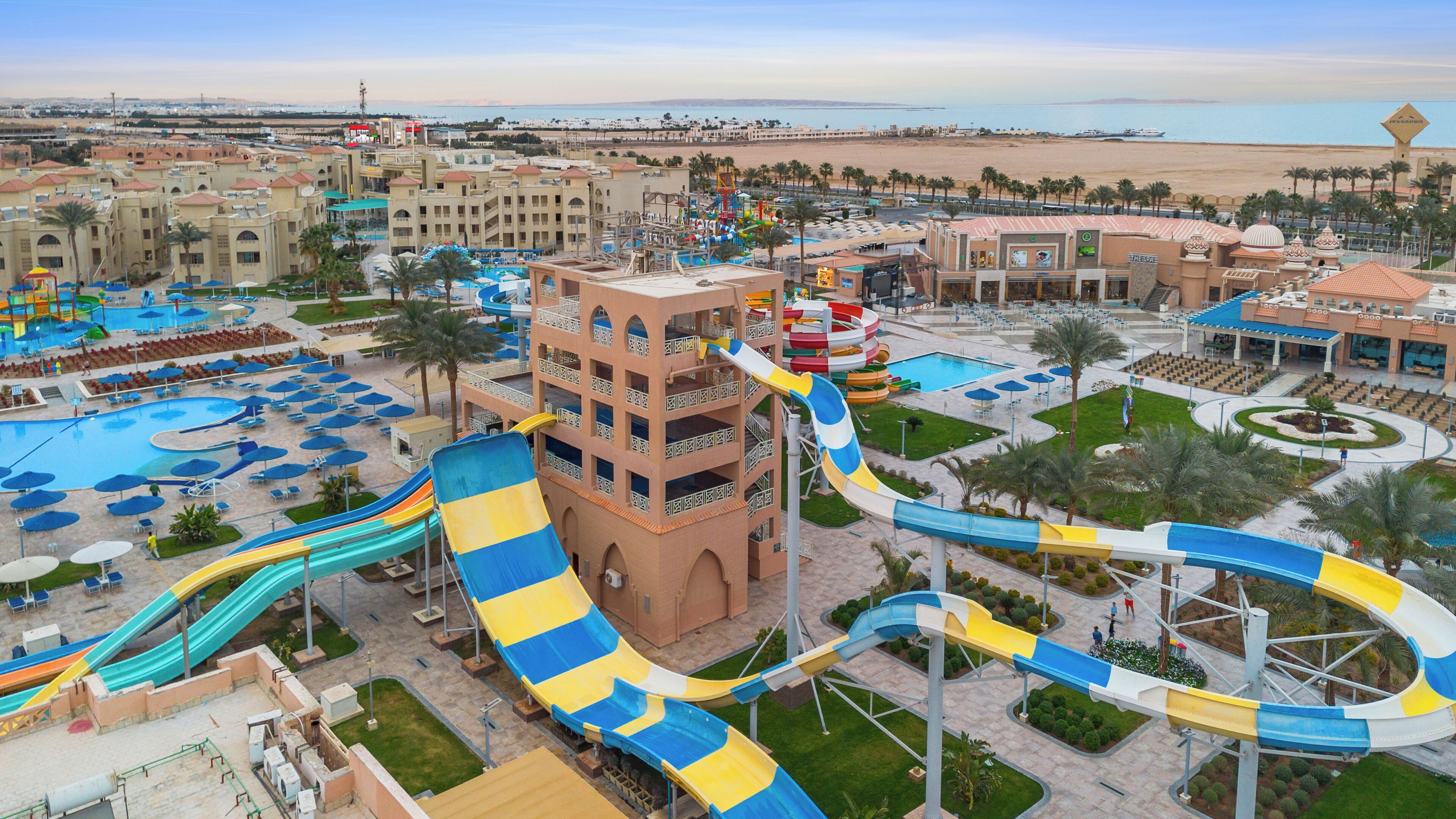 Un complexe hôtelier doté de plusieurs piscines, d’un parc aquatique et offrant une vue sur la plage.