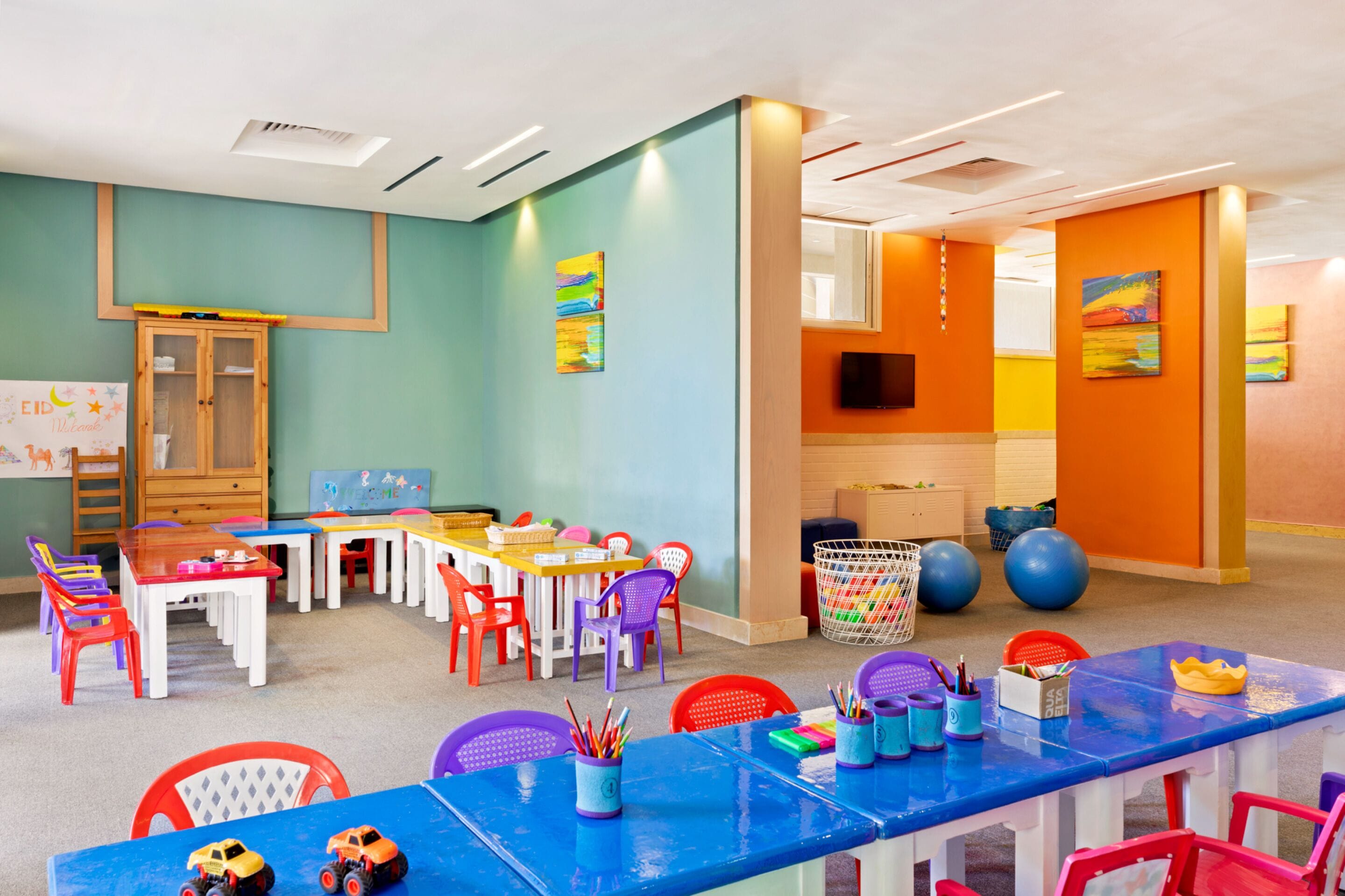 Una sala giochi per bambini con mobili e giocattoli colorati.