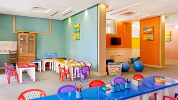 Una sala giochi per bambini con mobili e giocattoli colorati.