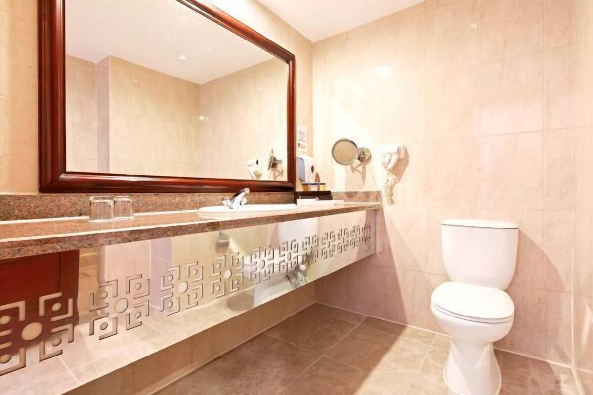 Een douche, gratis toiletartikelen, een haardroger, badjassen